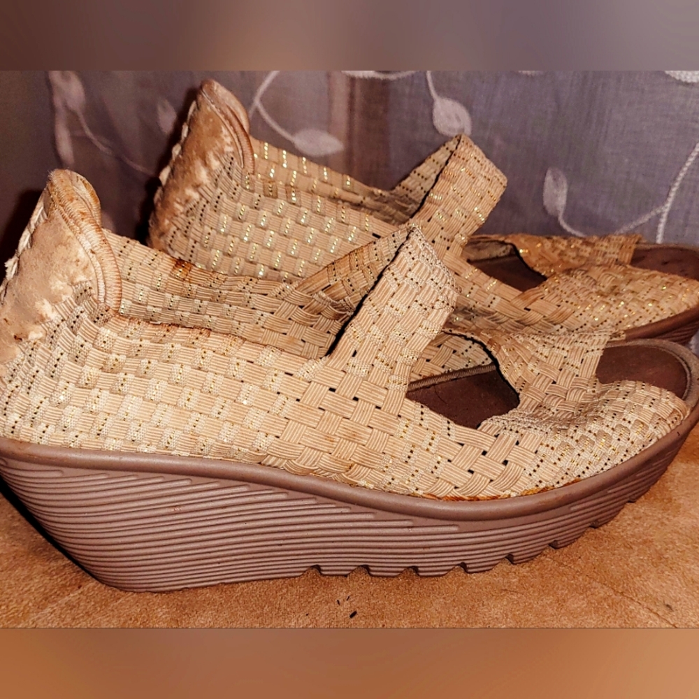 Shecher Wedges